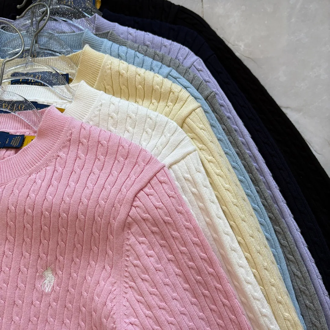 P190 RALPH LAUREN Ten-color classic small label embroidered round neck long-sleeved buttoned cardigan knitted sweater top. Pure original high-density LOGO embroidery on the chest, original 1:1 customized tag accessories. Made of pure cotton yarn, multi-knitted pure cotton is skin-friendly and comfortable, small label war horse embroidery, small twist button polo neck sweater 🐎 high quality, follow the blogger to learn how to wear it! Let’s buy a Ralph Lauren cable sweater. It’s a super hard-to-find series after it became popular. It’s hard to find one on the official website. It’s simple and practical, has a lazy and loose feel, soft and delicate feel, and has a loose fit. Whether worn alone or layered, you can wear a simple one to create different styles of fashion!  Color: White Black Navy Blue Gray Pink Red Watermelon Red Blue Apricot Light Purple Size: S M L XL